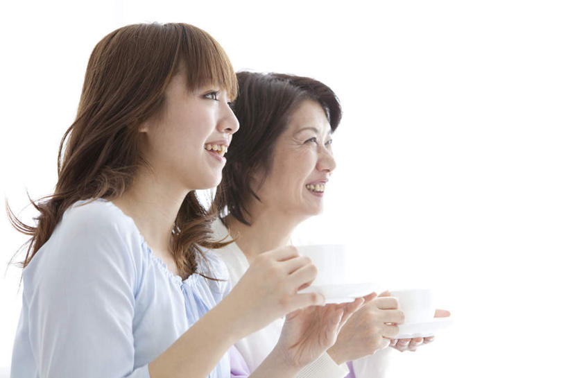 东方人,两个人,家庭,母亲,女儿,站,笑,微笑,露齿笑,横图,室内,白天,白色背景,侧面,杯子,亚洲,握,瓷器,咖啡杯,陶瓷制品,拿,拿着,注视,黄种人,观察,看,站着,温暖,温馨,母女,一家人,母爱,握着,摄影,影棚,观看,和睦,察看,关注,瓷杯,年轻女性,女人,女性,中年女性,亚洲人,站立,半身,彩图,影棚拍摄,拍摄,融洽