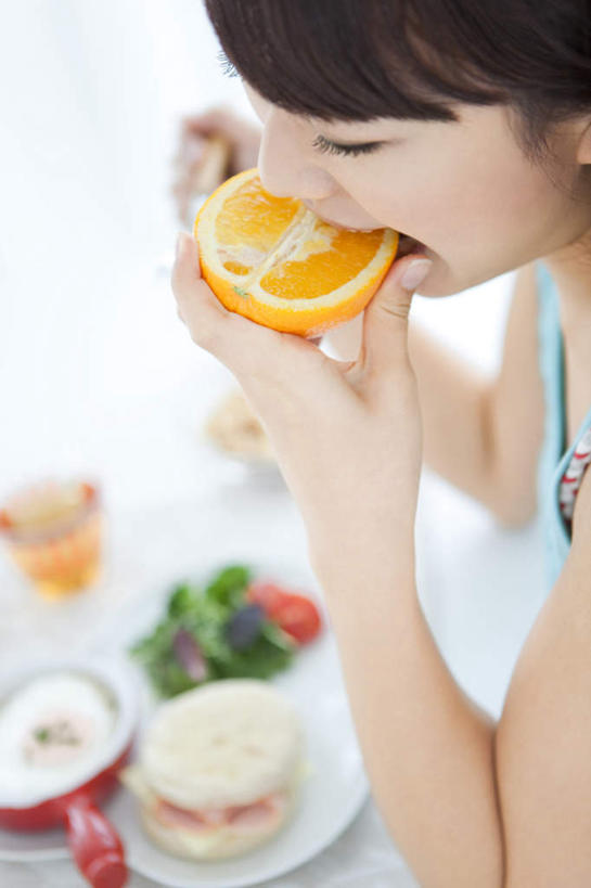 点心,面包,果汁,东方人,一个人,坐,举,吃,竖图,俯视,室内,白天,桌子,柑橘,西红柿,餐具,亚洲,仅一个年轻女性,仅一个女性,仅一个人,握,碟子,盘,食品,面点,拿,拿着,黄种人,食物,糕点,盘子,碟,托,握着,摇摇鼓,年轻女性,女人,女性,亚洲人,橘子,桔子,橙子,橙,番茄,举起,举手,举着,嚼,食,向上举,向上伸,向上托,坐着,半身,彩图,高角度拍摄