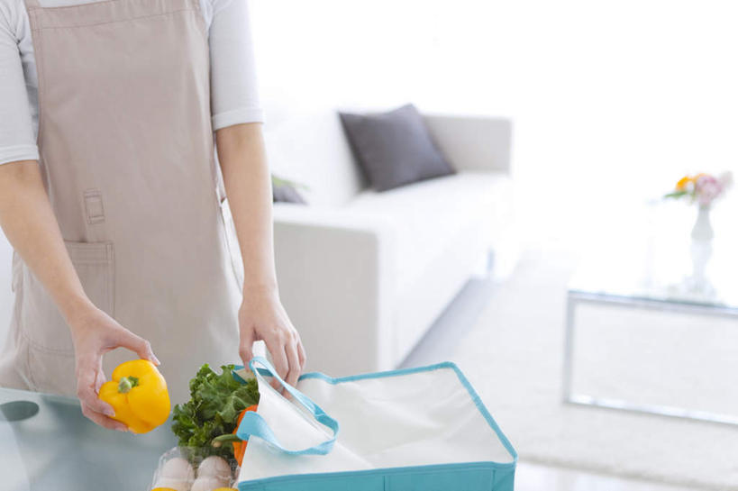 东方人,一个人,站,横图,俯视,室内,白天,购物,消费,植物,靠垫,沙发,桌子,蔬菜,袋子,叶子,亚洲,仅一个年轻女性,仅一个女性,仅一个人,一堆,许多,握,堆叠,堆积,新鲜,包装袋,盆栽,手提袋,青椒,食品,绿叶,购物袋,靠枕,盆景,拿,茶几,拿着,黄种人,食物,黄色,绿色,自然,垫子,枕头,站着,嫩叶,握着,金融,有机食品,绿色食品,生长,成长,堆,装,购买,贸易,布艺沙发,大椒,菜椒,年轻女性,女人,女性,亚洲人,叶,叶片,甜椒,柿子椒,灯笼椒,站立,半身,彩图,高角度拍摄