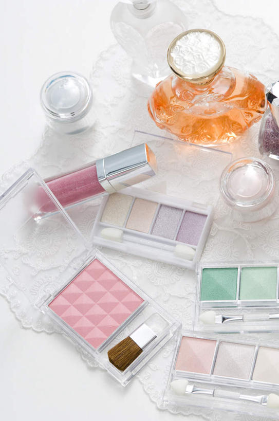 无人,竖图,俯视,室内,白天,化妆,美容,桌面,桌子,静物,护肤,阴影,光线,影子,排列,阳光,唇彩,保养,享受,休闲,腮红,香水,眼影,放松,保健,养颜,摆列,彩图,高角度拍摄,布列,分列