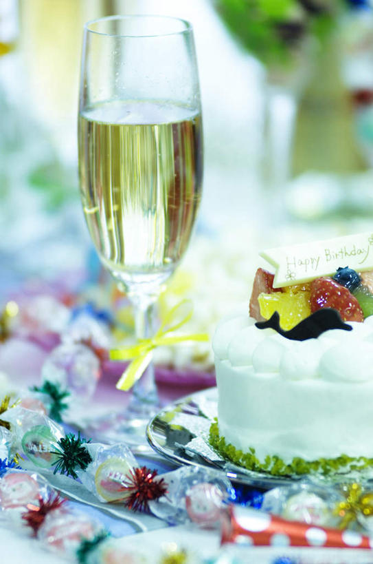 点心,无人,竖图,俯视,室内,白天,桌子,杯子,蜡烛,火焰,烛光,食品,糖,糖果,甜点,甜品,燃烧,文化,玻璃制品,食物,糕点,酒杯,啤酒杯,甜食,生日蛋糕,点燃,祈祷,许愿,纪念,祈求,硬糖,平安,玻璃杯,彩图,高角度拍摄,蛋糕