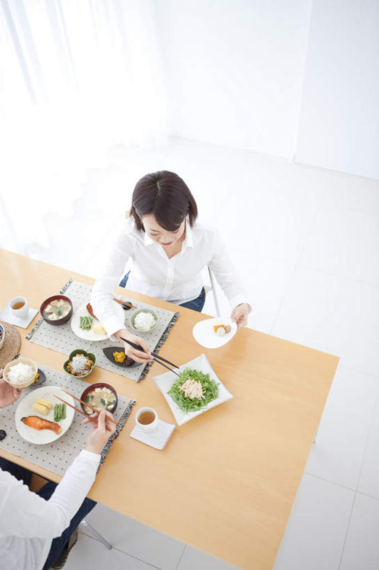 米饭,豆腐,东方人,家庭,夫妻,坐,笑,微笑,露齿笑,竖图,俯视,室内,白天,白色背景,爱情,烹饪,植物,餐桌,筷子,桌子,豆,萝卜,胡萝卜,餐具,亚洲,握,碟子,盘,豆类,豆子,刀豆,日本料理,料理,食品,饭,浪漫,夹,拿,拿着,黄种人,文化,传统,四季豆,菜肴,美食,食物,盘子,碟,碗,藕片,日式料理,日式,温暖,温馨,一家人,恩爱,握着,恋人,摄影,佳肴,影棚,餐台,礼节,五谷,和睦,礼仪,芸豆,豆科,菜豆,二季豆,白肾豆,架豆,玉豆,去豆,男人,男性,年轻男性,年轻女性,女人,女性,亚洲人,年轻人,夫妇,情侣,进餐用具,烹调用具,红萝卜,甘荀,坐着,半身,彩图,高角度拍摄,影棚拍摄,拍摄,伴侣,融洽