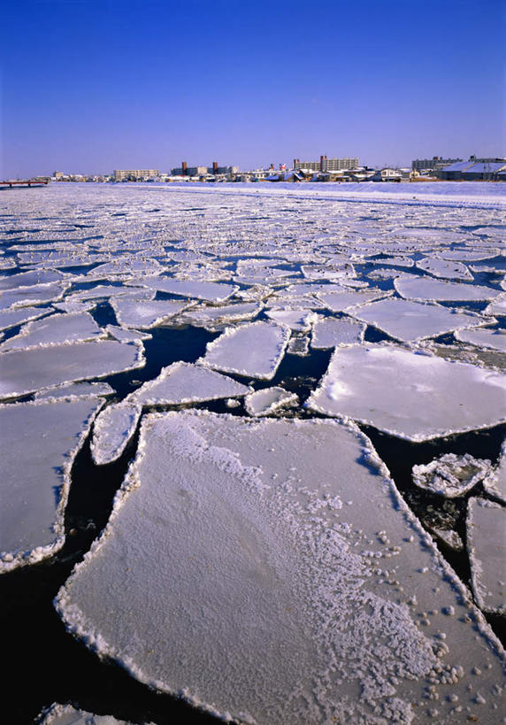 无人,竖图,室外,白天,正面,度假,海浪,海洋,美景,雪,大雪,城市风光,城市,道路,路,公路,干裂,冰,积雪,景观,浪花,雪景,冬季,冬天,交通,娱乐,蓝色,蓝天,天空,海水,浮冰,天,享受,休闲,景色,放松,寒冷,晴朗,冰冷,海景,万里无云,严寒,冰凉,酷寒,凛冽,凛凛,极冷,流冰,浮冰块,大海,风浪,海,海水的波动,近岸浪,涌浪,晴空,晴空万里,马路,彩图
