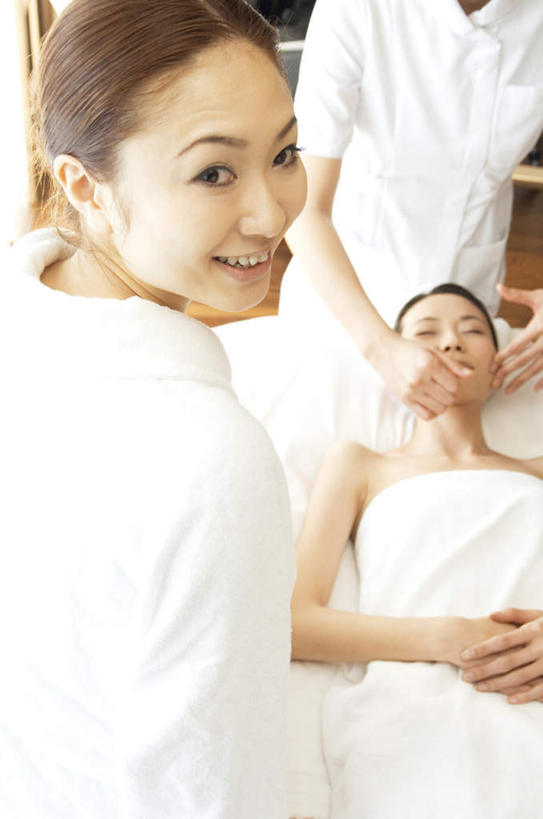 东方人,三个人,按摩师,站,躺,闭眼,笑,微笑,露齿笑,竖图,俯视,室内,白天,按摩,美容,亚洲,护肤,服装,注视,休闲装,黄种人,衣服,观察,看,站着,保养,享受,休闲,健康,休闲服,放松,SPA水疗,保健,温泉浴场,服饰,观看,察看,关注,养颜,指压,年轻女性,女人,女性,亚洲人,技师,矿泉疗养地,闭眼睛,闭着眼,闭着眼睛,躺着,站立,半身,彩图,高角度拍摄,水疗,推拿