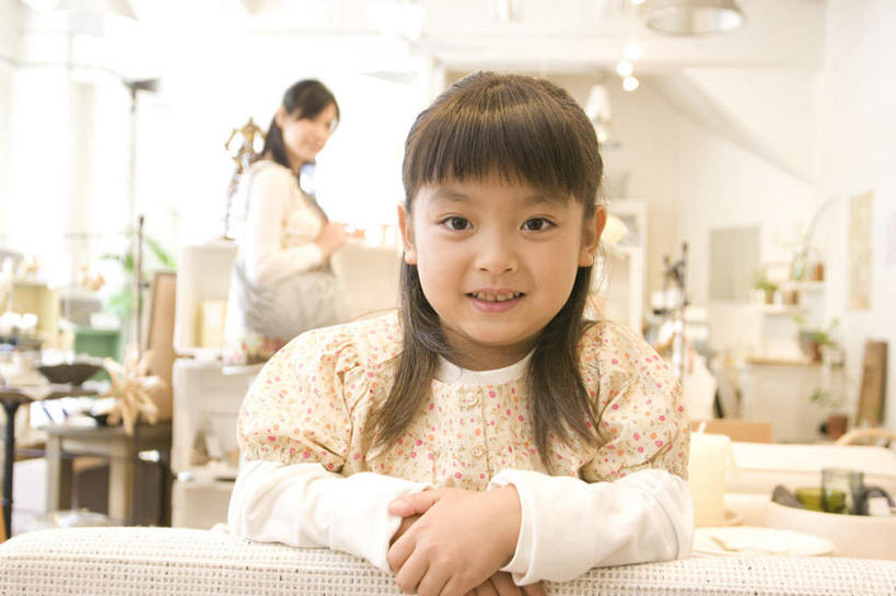 东方人,儿童,两个人,家庭,母亲,女儿,客厅,站,坐,笑,微笑,露齿笑,横图,室内,白天,正面,纯洁,沙发,亚洲,服装,朦胧,模糊,注视,休闲装,黄种人,小孩,衣服,观察,看,站着,休闲,温暖,温馨,母女,一家人,休闲服,可爱,母爱,童年,童趣,服饰,观看,和睦,察看,起居室,关注,童真,烂漫,无邪,客堂,天真,年轻女性,女孩,女人,女性,亚洲人,孩子,年轻人,站立,坐着,半身,彩图,融洽,女生,皮沙发