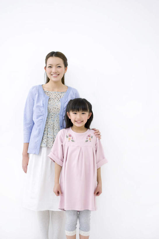 东方人,儿童,两个人,家庭,母亲,女儿,站,笑,微笑,露齿笑,竖图,室内,白天,白色背景,正面,纯洁,亚洲,服装,注视,休闲装,黄种人,小孩,衣服,粉色,蓝色,观察,看,站着,休闲,温暖,温馨,母女,一家人,休闲服,可爱,母爱,童年,童趣,摄影,服饰,影棚,观看,和睦,察看,关注,童真,烂漫,无邪,天真,年轻女性,女孩,女人,女性,亚洲人,孩子,年轻人,站立,半身,彩图,影棚拍摄,拍摄,融洽,女生