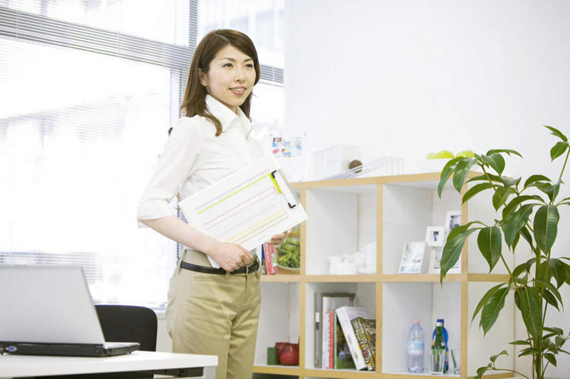 东方人,一个人,商务人士,商务女性,办公室,站,抱,横图,室内,白天,正面,衬衫,电脑,笔记本电脑,植物,窗户,柜子,亚洲,仅一个年轻女性,仅一个女性,仅一个人,套装,网络,材料,档案,盆栽,文件,盆景,注视,黄种人,通讯设备,玻璃窗,绿色,自然,资料,橱柜,观察,看,站着,生长,成长,抱着,观看,察看,无线,搂着,关注,文档,通信设备,商务装,无线网络,档案柜,无线上网,便携式电脑,工薪阶层,手提电脑,年轻女性,亚洲人,年轻人,白领,上班族,搂,搂抱,站立,半身,彩图,衬衣