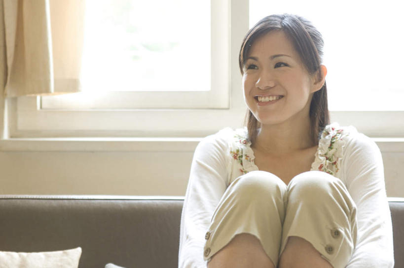 东方人,一个人,客厅,坐,笑,微笑,露齿笑,横图,室内,白天,正面,窗户,沙发,卧室,亚洲,仅一个年轻女性,仅一个女性,仅一个人,服装,注视,休闲装,黄种人,玻璃窗,衣服,白色,观察,看,休闲,休闲服,服饰,观看,察看,起居室,关注,客堂,年轻女性,女人,女性,亚洲人,屈膝,坐着,半身,彩图,睡房,卧房,皮沙发