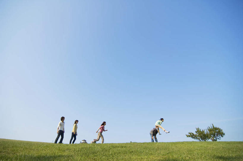 东方人,夫妻,站,跑,横图,室外,白天,侧面,爱情,锻炼,游戏,运动,草地,草坪,植物,亚洲,五个人,阴影,服装,光线,影子,浪漫,玩,注视,休闲装,黄种人,娱乐,草,树,树木,衣服,蓝色,绿色,蓝天,天空,阳光,自然,天,观察,看,站着,休闲,休闲服,跳山羊,恩爱,恋人,服饰,生长,成长,观看,活动,察看,发泄,关注,消遣,智力,跳马,宣泄,跳背,体育,男人,男性,年轻男性,年轻女性,女人,女性,亚洲人,夫妇,情侣,跑步,跳跃,玩耍,嬉戏,站立,彩图,全身,健身,伴侣