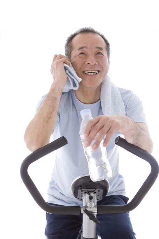 东方人,一个人,坐,竖图,室内,白天,白色背景,正面,锻炼,运动,自行车,亚洲,仅一个男性,仅一个人,仅一个中年男性,服装,纺织物,拿,拿着,注视,休闲装,黄种人,运动器械,脚踏车,衣服,毛巾,观察,看,清洁,休闲,休闲服,健身器械,摄影,服饰,影棚,观看,保暖,察看,关注,健身器材,透气,防水,动感单车,动感自行车,储水,耐磨,吸水,体育,男人,男性,中年男性,亚洲人,坐着,半身,彩图,影棚拍摄,健身,拍摄,运动器材