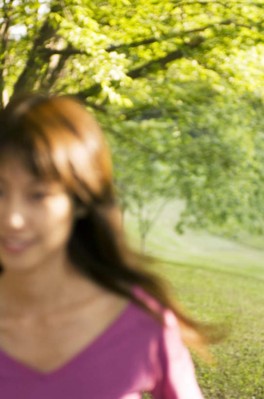 东方人,一个人,站,笑,微笑,露齿笑,竖图,室外,白天,正面,草地,草坪,植物,亚洲,仅一个年轻女性,仅一个女性,仅一个人,阴影,服装,朦胧,模糊,光线,影子,注视,休闲装,黄种人,草,树,树木,衣服,绿色,紫色,阳光,自然,观察,看,站着,休闲,休闲服,服饰,生长,成长,观看,察看,关注,年轻女性,女人,女性,亚洲人,站立,半身,彩图