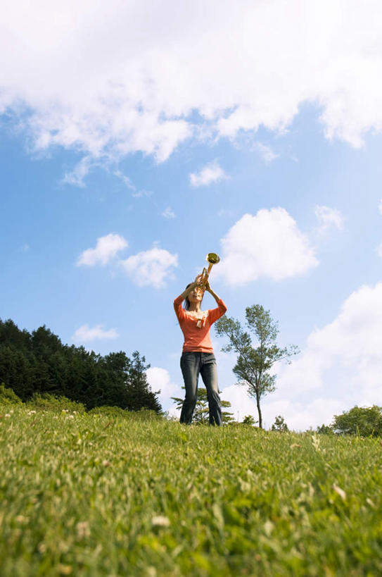 东方人,一个人,站,竖图,室外,白天,仰视,草地,草坪,植物,亚洲,仅一个年轻女性,仅一个女性,仅一个人,服装,云,云朵,乐器,铜管乐器,圆号,拿,云彩,拿着,注视,休闲装,黄种人,草,树,树木,一个,衣服,蓝色,绿色,白云,蓝天,天空,自然,天,吹,观察,看,站着,休闲,休闲服,服饰,生长,晴朗,单个,成长,观看,察看,法国号,练习,关注,铜管,年轻女性,女人,女性,亚洲人,晴空,站立,彩图,低角度拍摄,全身