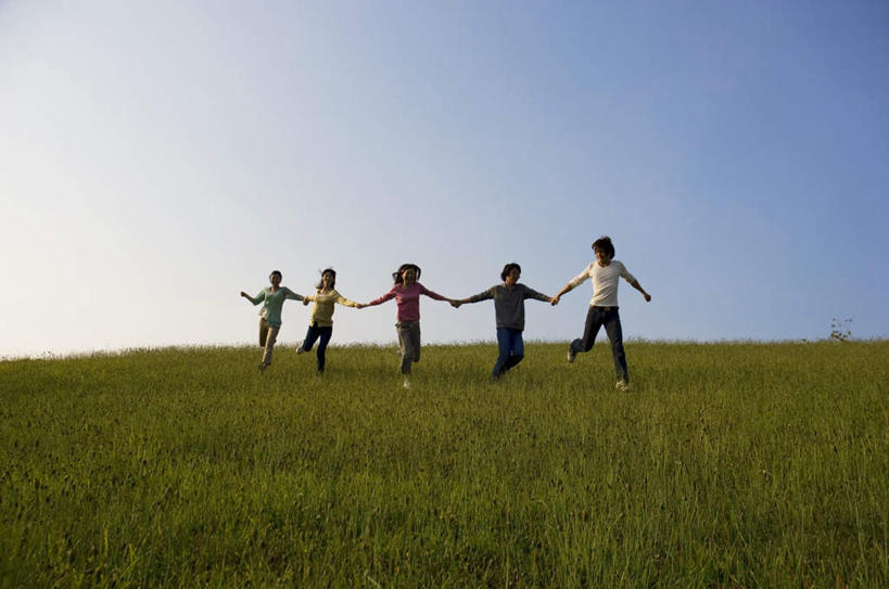 东方人,伙伴,朋友,站,握手,横图,室外,白天,仰视,游戏,友谊,草地,草坪,植物,亚洲,五个人,服装,许多人,玩,注视,休闲装,黄种人,娱乐,草,衣服,蓝色,绿色,蓝天,天空,天,观察,看,站着,一群人,休闲,休闲服,服饰,观看,活动,察看,发泄,关注,消遣,智力,宣泄,友情,男人,男性,年轻男性,年轻女性,女人,女性,亚洲人,搀手,拉手,手拉手,手握手,玩耍,嬉戏,站立,彩图,低角度拍摄,全身