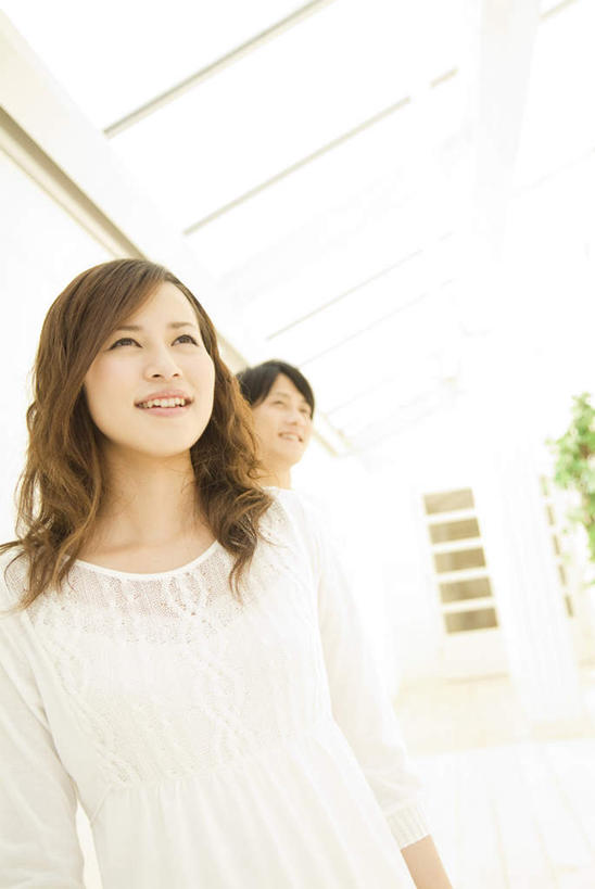 东方人,两个人,站,笑,微笑,露齿笑,竖图,室外,白天,仰视,爱情,亚洲,服装,屋顶,浪漫,顶棚,注视,休闲装,黄种人,衣服,观察,看,站着,休闲,温暖,温馨,休闲服,恩爱,恋人,服饰,观看,和睦,察看,关注,男人,男性,年轻男性,年轻女性,女人,女性,亚洲人,情侣,站立,半身,彩图,低角度拍摄,伴侣,融洽