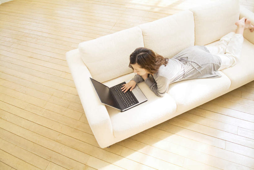 东方人,一个人,客厅,横图,俯视,室内,白天,电脑,笔记本电脑,地板,亚洲,仅一个年轻女性,仅一个女性,仅一个人,敲打,服装,网络,地面,休闲装,黄种人,输入,通讯设备,木地板,衣服,打字,趴着,休闲,休闲服,服饰,点击,敲击,无线,起居室,通信设备,无线网络,无线上网,便携式电脑,按键,手提电脑,年轻女性,女人,女性,亚洲人,趴,彩图,高角度拍摄,全身