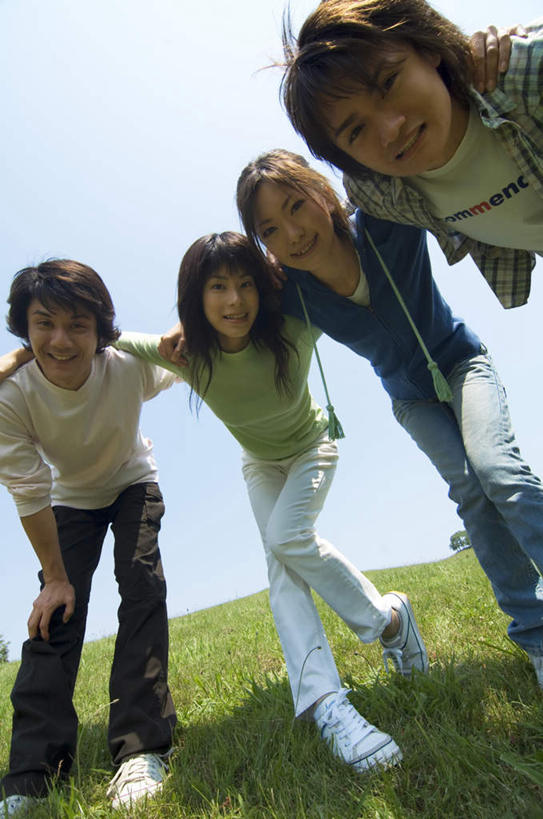 东方人,四个人,站,抱,笑,微笑,露齿笑,竖图,室外,白天,仰视,爱情,草地,草坪,植物,亚洲,弯腰,服装,浪漫,注视,休闲装,黄种人,草,衣服,蓝色,绿色,蓝天,天空,天,观察,看,站着,休闲,温暖,温馨,休闲服,恩爱,恋人,服饰,抱着,观看,和睦,察看,搂着,关注,弯身,男人,男性,年轻男性,年轻女性,女人,女性,亚洲人,情侣,搂,搂抱,站立,半身,彩图,低角度拍摄,伴侣,融洽