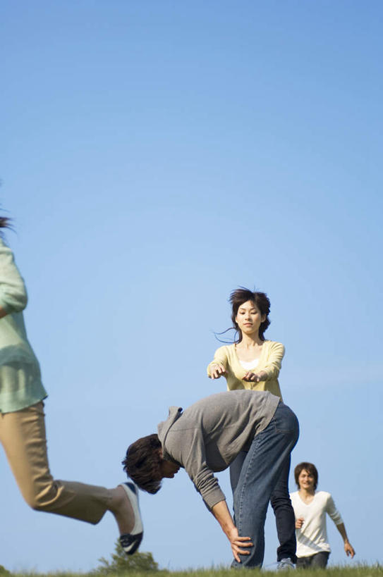 东方人,四个人,站,竖图,室外,白天,仰视,爱情,锻炼,游戏,运动,草地,草坪,植物,亚洲,弯腰,服装,地平线,浪漫,玩,注视,休闲装,黄种人,娱乐,草,衣服,蓝色,绿色,蓝天,天空,天,观察,看,站着,休闲,温暖,温馨,休闲服,跳山羊,恩爱,恋人,服饰,晴朗,观看,活动,和睦,察看,发泄,关注,消遣,智力,跳马,万里无云,宣泄,弯身,跳背,体育,男人,男性,年轻男性,年轻女性,女人,女性,亚洲人,情侣,晴空,晴空万里,玩耍,嬉戏,站立,半身,彩图,低角度拍摄,健身,伴侣,融洽