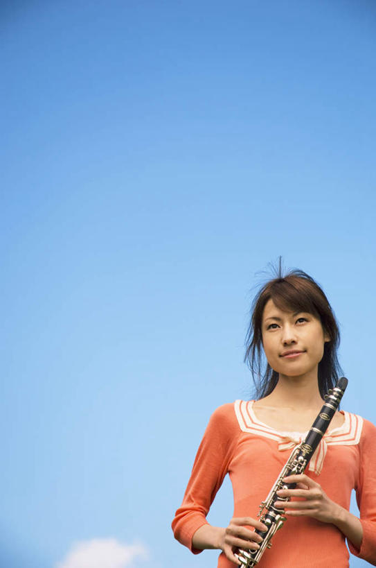 东方人,一个人,站,竖图,室外,白天,仰视,亚洲,仅一个年轻女性,仅一个女性,仅一个人,服装,云,云朵,乐器,铜管乐器,圆号,拿,云彩,拿着,注视,休闲装,黄种人,一个,衣服,红色,蓝色,白云,蓝天,天空,天,观察,看,站着,休闲,休闲服,服饰,晴朗,单个,观看,察看,法国号,关注,铜管,万里无云,年轻女性,女人,女性,亚洲人,晴空,晴空万里,站立,半身,彩图,低角度拍摄