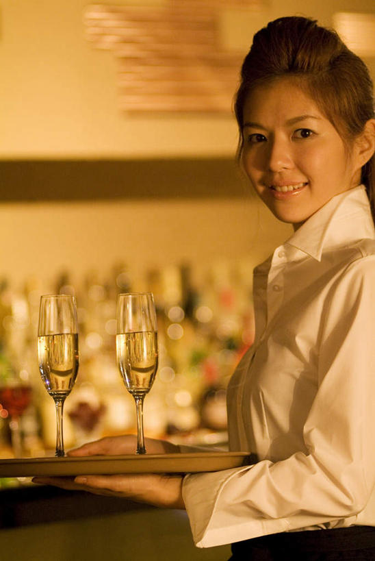 葡萄酒,东方人,一个人,服务员,餐厅,站,捧,笑,微笑,露齿笑,竖图,室内,白天,侧面,奢侈,快乐,杯子,亚洲,仅一个年轻女性,仅一个女性,仅一个人,服装,高脚杯,两杯,浪漫,注视,休闲装,黄种人,玻璃制品,酒,饮料,衣服,酒杯,香槟,观察,看,站着,休闲,休闲服,诱惑,服饰,观看,察看,关注,香槟杯,气泡酒,起泡酒,汽酒,年轻女性,女人,女性,亚洲人,服务生,侍者,玻璃杯,端,端着,捧着,手捧,站立,半身,彩图,高兴,欢笑,餐馆,饭店,饭馆