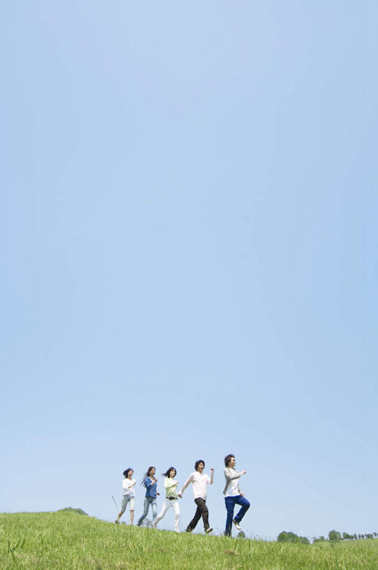 东方人,站,走,竖图,室外,白天,侧面,爱情,草地,草坪,植物,亚洲,服装,云,云朵,许多人,浪漫,云彩,注视,休闲装,黄种人,草,衣服,蓝色,绿色,白云,蓝天,天空,天,观察,看,站着,一群人,休闲,温暖,温馨,休闲服,恩爱,恋人,服饰,观看,和睦,察看,关注,男人,男性,年轻男性,年轻女性,女人,女性,亚洲人,情侣,步行,散步,站立,走路,彩图,全身,伴侣,融洽