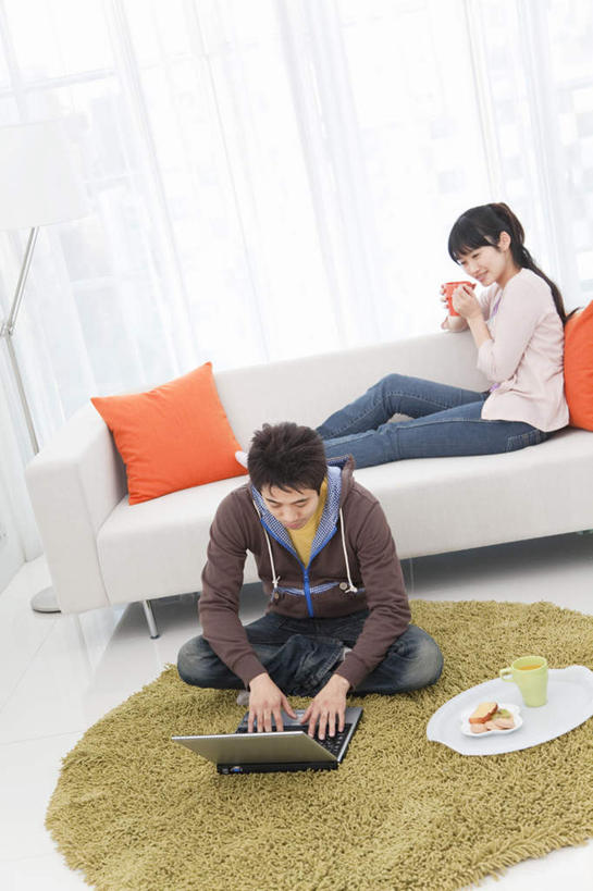 东方人,两个人,夫妻,客厅,坐,竖图,俯视,室内,白天,爱情,电脑,笔记本电脑,窗帘,靠垫,沙发,亚洲,敲打,服装,装饰,网络,靠枕,浪漫,注视,休闲装,黄种人,输入,通讯设备,衣服,帘子,垫子,枕头,打字,观察,看,休闲,休闲服,遮阳,恩爱,恋人,服饰,观看,点击,华丽,修饰,敲击,点缀,察看,无线,起居室,关注,通信设备,无线网络,无线上网,便携式电脑,衬托,美观,雅致,雅观,客堂,按键,手提电脑,男人,男性,年轻男性,年轻女性,女人,女性,亚洲人,夫妇,情侣,坐着,彩图,高角度拍摄,全身,伴侣,皮沙发