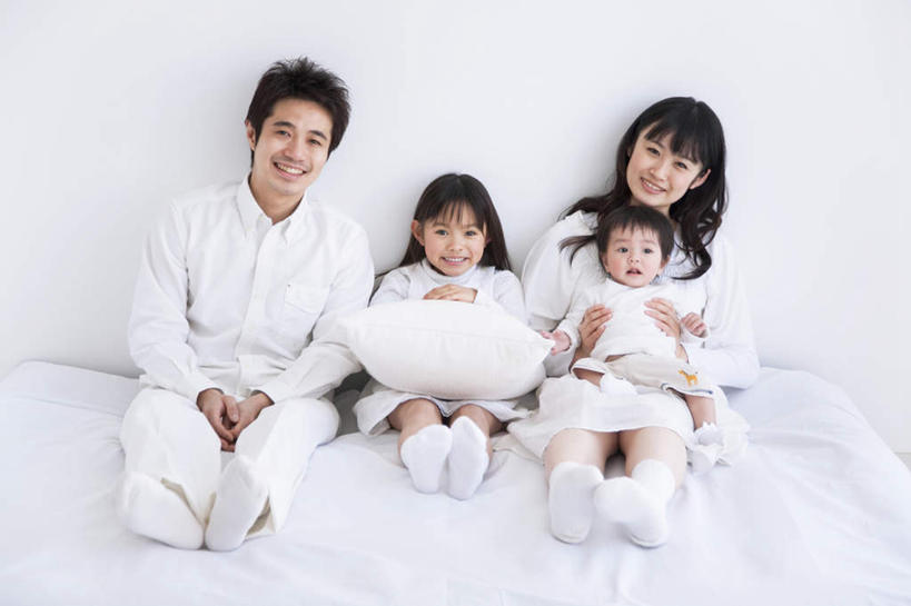 东方人,儿童,四个人,家庭,夫妻,母亲,父亲,女儿,坐,笑,微笑,露齿笑,横图,俯视,室内,白天,白色背景,爱情,纯洁,床,靠垫,卧室,亚洲,服装,双人床,床单,靠枕,浪漫,注视,休闲装,黄种人,被子,小孩,衣服,抱枕,枕头,观察,看,休闲,温暖,温馨,父女,母女,一家人,休闲服,恩爱,父爱,可爱,母爱,童年,童趣,恋人,摄影,服饰,影棚,观看,和睦,察看,被单,关注,童真,烂漫,无邪,天真,男人,男性,年轻男性,年轻女性,女孩,女人,女性,亚洲人,孩子,年轻人,夫妇,情侣,坐着,彩图,高角度拍摄,全身,影棚拍摄,拍摄,睡房,卧房,伴侣,融洽,女生