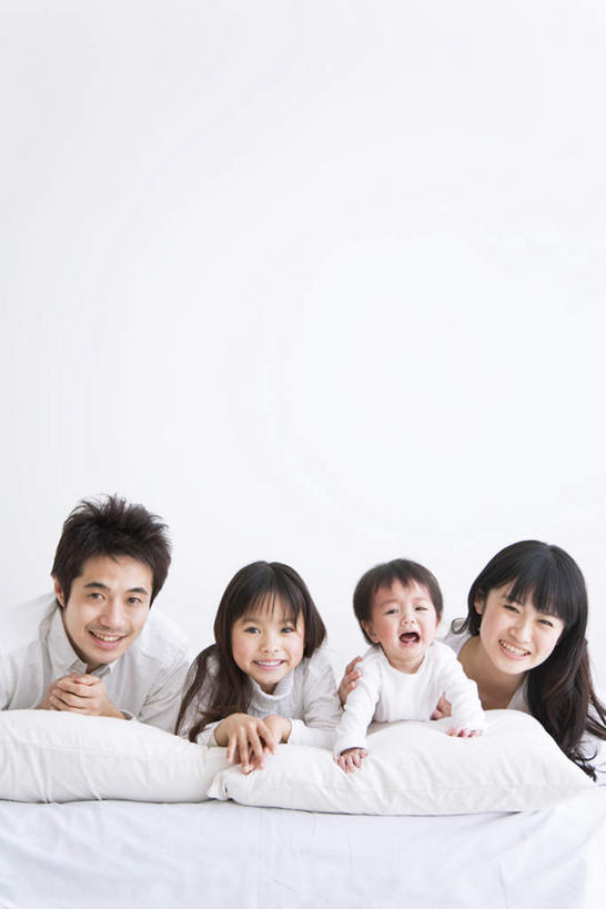 东方人,儿童,四个人,家庭,夫妻,母亲,父亲,女儿,笑,微笑,露齿笑,竖图,室内,白天,白色背景,正面,爱情,纯洁,床,卧室,亚洲,服装,双人床,床单,浪漫,休闲装,黄种人,被子,小孩,衣服,趴着,休闲,温暖,温馨,父女,母女,一家人,休闲服,恩爱,父爱,可爱,母爱,童年,童趣,恋人,摄影,服饰,影棚,和睦,被单,童真,烂漫,无邪,天真,男人,男性,年轻男性,年轻女性,女孩,女人,女性,亚洲人,孩子,年轻人,夫妇,情侣,趴,半身,彩图,影棚拍摄,拍摄,睡房,卧房,伴侣,融洽,女生