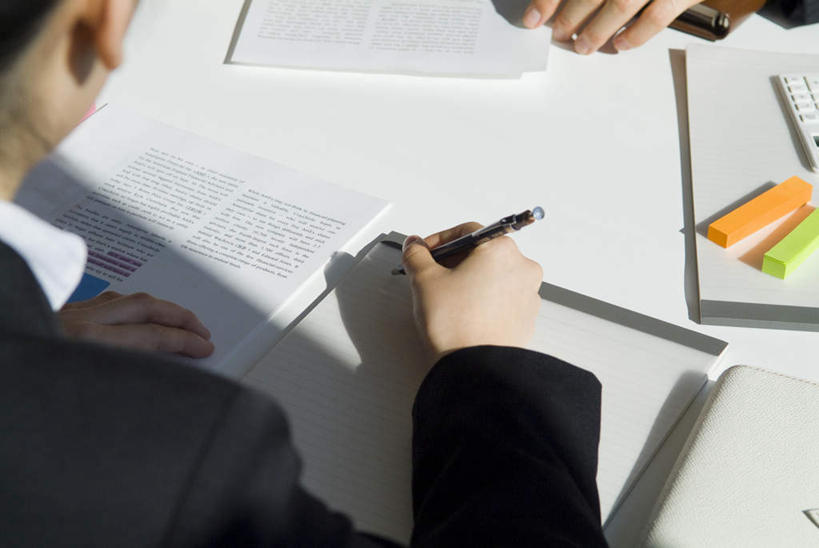 东方人,背部,两个人,同事,商务人士,商务男性,商务女性,办公室,坐,横图,室内,白天,正面,衬衫,成功,合作,团队,集体,信心,桌子,亚洲,阴影,套装,光线,笔,影子,办公桌,办公用品,领带,圆珠笔,拿,拿着,黄种人,队伍,文具,阳光,学习用品,文具用品,领导,象征,庄重,成就,商务装,身份,合伙,领袖,工薪阶层,正式,地位,男人,男性,年轻男性,年轻女性,女人,女性,亚洲人,年轻人,白领,上班族,坐着,半身,彩图,衬衣