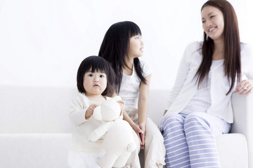 东方人,儿童,三个人,家庭,母亲,女儿,坐,笑,微笑,露齿笑,横图,室内,白天,白色背景,正面,纯洁,亚洲,服装,注视,休闲装,黄种人,小孩,衣服,观察,看,休闲,温暖,温馨,母女,一家人,休闲服,可爱,母爱,童年,童趣,摄影,服饰,影棚,观看,和睦,察看,关注,童真,烂漫,无邪,天真,年轻女性,女孩,女人,女性,亚洲人,孩子,年轻人,坐着,半身,彩图,影棚拍摄,拍摄,融洽,女生