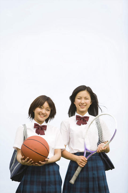 东方人,两个人,伙伴,朋友,站,抱,竖图,室外,白天,仰视,制服,友谊,篮球,亚洲,服装,云,云朵,篮球装备,云彩,注视,黄种人,运动器械,蓝色,白云,蓝天,天空,天,观察,看,站着,同学,校服,健身器械,抱着,观看,察看,搂着,校友,关注,健身器材,篮球运动,学生服,同窗,学友,友情,年轻女性,女人,女性,亚洲人,搂,搂抱,站立,半身,彩图,低角度拍摄,运动器材