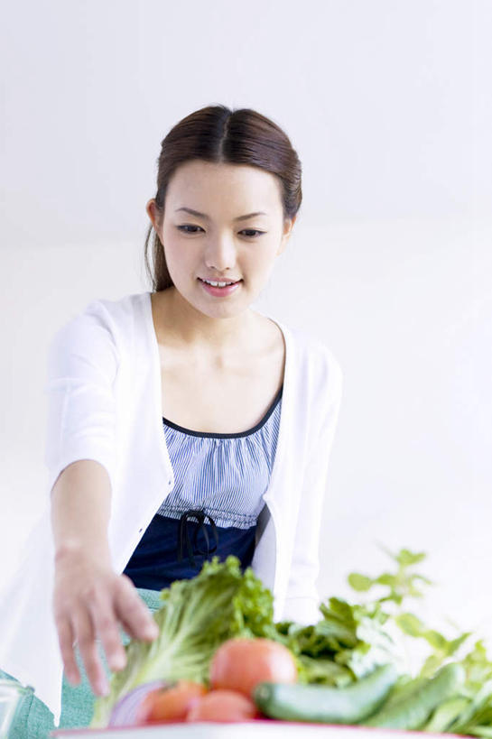 东方人,一个人,站,笑,微笑,竖图,室内,白天,白色背景,仰视,蔬菜,西红柿,叶子,亚洲,仅一个年轻女性,仅一个女性,仅一个人,服装,新鲜,食品,绿叶,拿,拿着,注视,休闲装,黄种人,食物,衣服,观察,看,站着,休闲,休闲服,嫩叶,摄影,服饰,有机食品,绿色食品,影棚,观看,察看,关注,年轻女性,女人,女性,亚洲人,叶,叶片,番茄,站立,半身,彩图,低角度拍摄,影棚拍摄,拍摄