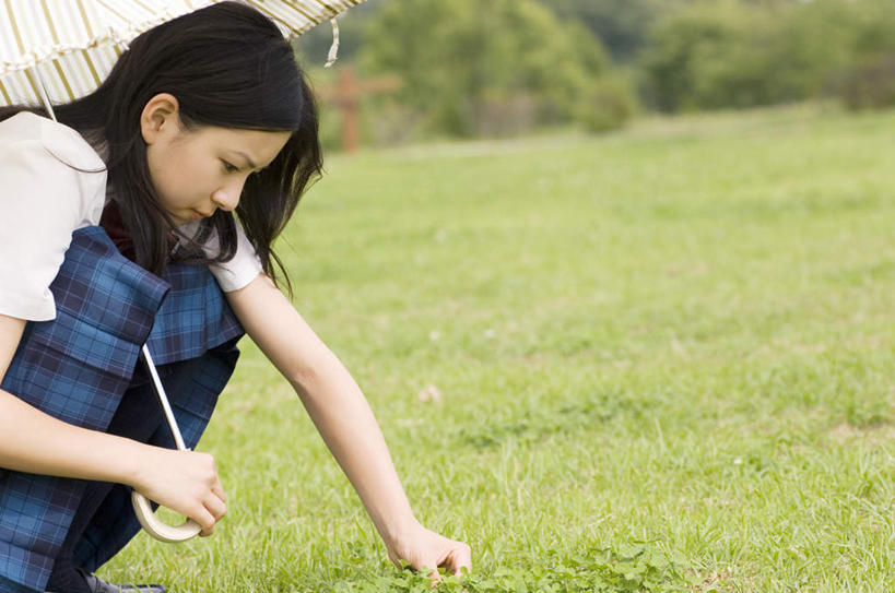 东方人,儿童,一个人,蹲,横图,室外,白天,侧面,纯洁,草地,草坪,植物,亚洲,仅一个女性,仅一个人,服装,伞,雨伞,遮阳伞,拿,拿着,注视,休闲装,黄种人,阳伞,草,树,树木,小孩,衣服,绿色,自然,观察,看,仅一个小孩,休闲,休闲服,可爱,童年,童趣,服饰,生长,成长,观看,察看,关注,童真,烂漫,无邪,天真,女孩,女人,女性,亚洲人,孩子,蹲着,半身,彩图,女生