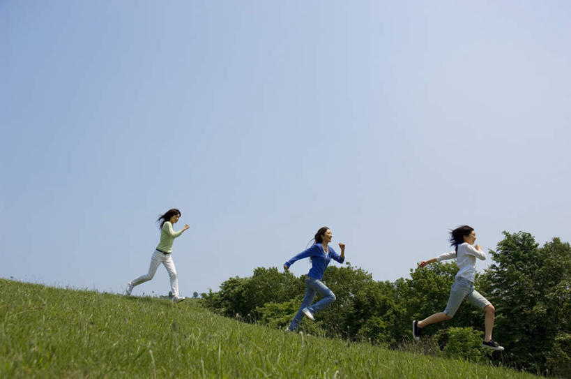 东方人,三个人,伙伴,朋友,跑,横图,室外,白天,仰视,锻炼,友谊,运动,草地,草坪,植物,亚洲,阴影,服装,光线,影子,休闲装,黄种人,草,树,树木,衣服,蓝色,绿色,蓝天,天空,阳光,自然,天,休闲,休闲服,服饰,生长,晴朗,成长,万里无云,体育,友情,男人,男性,年轻男性,年轻女性,女人,女性,亚洲人,晴空,晴空万里,跑步,彩图,低角度拍摄,全身,健身