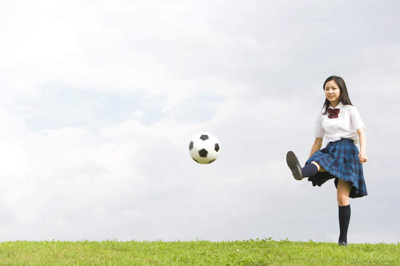 东方人,一个人,站,横图,室外,白天,正面,制服,锻炼,运动,足球,草地,草坪,植物,亚洲,仅一个年轻女性,仅一个女性,仅一个人,踢,服装,云,云朵,足球装备,云彩,注视,黄种人,运动器械,草,蓝色,绿色,白云,蓝天,天空,天,观察,看,站着,校服,健身器械,观看,察看,关注,健身器材,学生服,蹴鞠,体育,足球运动,年轻女性,女人,女性,亚洲人,站立,彩图,全身,健身,运动器材