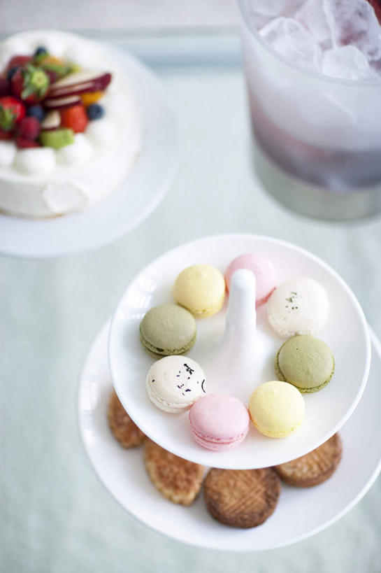 点心,无人,竖图,俯视,室内,特写,白天,下午茶,一堆,许多,堆叠,堆积,环绕,围绕,铁桶,桶,塑料,冰,冰块,食品,甜点,甜品,冷冻,玻璃制品,酒瓶,食物,糕点,红色,绿色,白色,玻璃瓶,瓶子,容器,塑料制品,甜食,寒冷,冷藏,储藏,堆,塑料桶,冰冷,一瓶,储存,冰桶,香槟桶,保鲜,马卡龙,玛卡龙,杏仁小圆饼,彩图,高角度拍摄,贮存,蛋糕