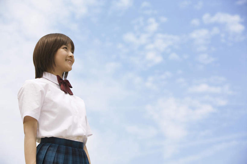 东方人,一个人,站,笑,微笑,横图,室外,白天,仰视,衬衫,裙子,制服,亚洲,仅一个年轻女性,仅一个女性,仅一个人,服装,云,云朵,云彩,注视,黄种人,蓝色,白色,白云,蓝天,天空,天,观察,看,站着,校服,短裙,晴朗,观看,半身裙,百褶裙,察看,关注,学生服,年轻女性,女人,女性,亚洲人,晴空,站立,半身,彩图,低角度拍摄,衬衣