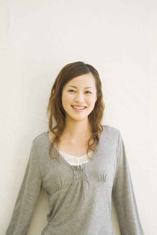 东方人,一个人,站,竖图,室内,白天,正面,亚洲,仅一个年轻女性,仅一个女性,仅一个人,灰色背景,服装,墙,注视,休闲装,黄种人,墙壁,墙面,衣服,黑色,灰色,观察,看,站着,休闲,休闲服,摄影,服饰,影棚,观看,察看,关注,年轻女性,女人,女性,亚洲人,长发,卷发,站立,半身,彩图,影棚拍摄,拍摄