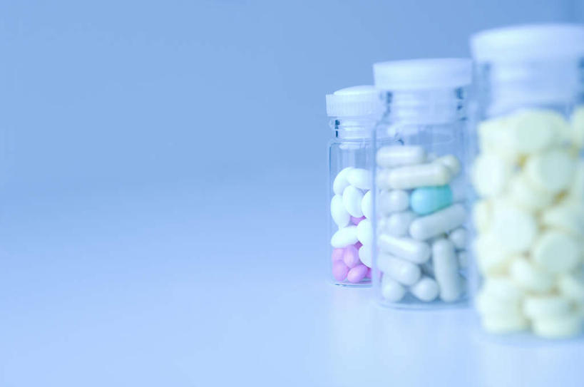 无人,横图,俯视,室内,特写,白天,安全,桌面,桌子,静物,一堆,一排,许多,堆叠,堆积,蓝色背景,整齐,药剂,防护,胶囊,排列,黄色,紫色,白色,瓶子,塑料制品,药品,塑料瓶,治疗,摄影,影棚,堆,保护,药物,医疗,队列,三瓶,保险,预防,平安,彩图,高角度拍摄,影棚拍摄,拍摄