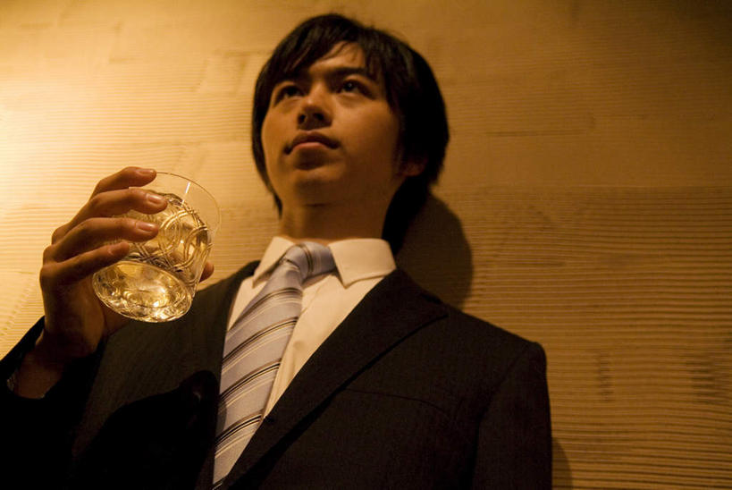 一个人,商务人士,商务男性,办公室,站,横图,室内,白天,仰视,衬衫,杯子,仅一个男性,仅一个人,阴影,套装,光线,影子,墙,灯光,领带,一杯,拿,拿着,注视,墙壁,墙面,玻璃制品,仅一个年轻男性,黑色,水杯,观察,看,站着,观看,察看,关注,商务装,工薪阶层,年轻男性,年轻人,白领,上班族,玻璃杯,站立,半身,彩图,低角度拍摄,衬衣,短发