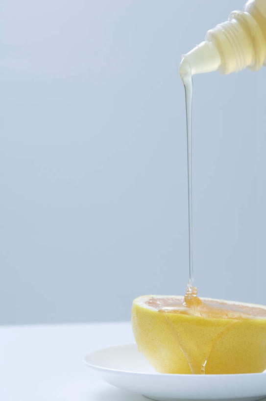 点心,无人,竖图,室内,特写,白天,正面,桌面,桌子,水果,倒,切开,灰色背景,新鲜,液体,生食,食品,甜点,甜品,果实,半个,葡萄柚,食物,瓶子,塑料制品,甜食,西柚,切,一半,塑料瓶,摄影,流动,有机食品,绿色食品,影棚,一瓶,剖面,切面,朱栾,彩图,影棚拍摄,拍摄