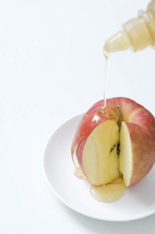 点心,无人,竖图,俯视,室内,特写,白天,白色背景,桌面,桌子,苹果,水果,倒,切开,新鲜,液体,生食,食品,甜点,甜品,果实,食物,一个,瓶子,塑料制品,甜食,塑料瓶,摄影,流动,有机食品,绿色食品,影棚,单个,一瓶,彩图,高角度拍摄,影棚拍摄,拍摄