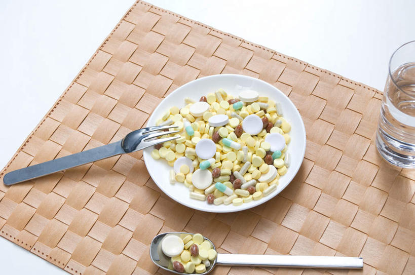 无人,横图,俯视,室内,特写,白天,安全,水,餐桌,桌子,静物,杯子,一堆,许多,堆叠,堆积,朦胧,模糊,药剂,药丸,液体,叉,勺子,防护,一杯,胶囊,药片,玻璃制品,水杯,药品,调羹,汤匙,治疗,摄影,影棚,餐台,堆,保护,药物,医疗,保险,预防,平安,玻璃杯,彩图,高角度拍摄,影棚拍摄,拍摄