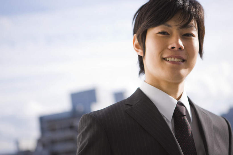 一个人,商务人士,商务男性,高楼大厦,站,笑,微笑,露齿笑,横图,室外,白天,正面,衬衫,大厦,建筑,摩天大楼,仅一个男性,仅一个人,阴影,套装,朦胧,模糊,光线,影子,云,云朵,领带,云彩,注视,仅一个年轻男性,蓝色,黑色,白云,蓝天,天空,阳光,天,观察,看,站着,观看,察看,关注,商务装,工薪阶层,年轻男性,年轻人,白领,上班族,站立,半身,彩图,衬衣,大楼,高层建筑,高楼,摩天楼,短发