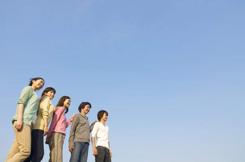 东方人,伙伴,朋友,站,笑,微笑,露齿笑,横图,室外,白天,仰视,友谊,亚洲,一排,阴影,服装,整齐,光线,影子,许多人,注视,休闲装,黄种人,排列,衣服,粉色,黄色,蓝色,绿色,白色,灰色,蓝天,天空,阳光,天,观察,看,站着,一群人,休闲,休闲服,搭,服饰,观看,察看,搭着,队列,关注,友情,男人,男性,年轻男性,年轻女性,女人,女性,亚洲人,站立,半身,彩图,低角度拍摄