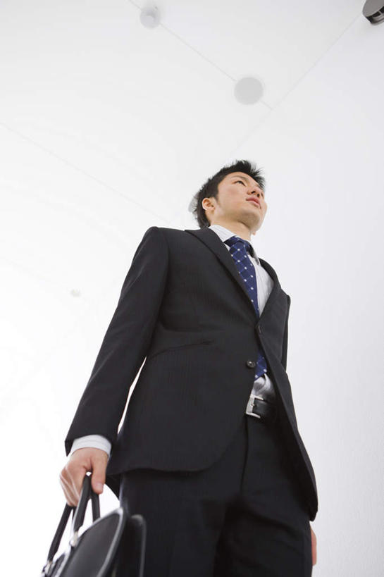 一个人,商务人士,商务男性,办公室,站,竖图,室内,白天,仰视,衬衫,天花板,仅一个男性,仅一个人,套装,包,公文包,领带,拿,拿着,注视,仅一个年轻男性,黑色,观察,看,站着,公事包,观看,察看,关注,商务装,工薪阶层,年轻男性,年轻人,白领,上班族,站立,半身,彩图,低角度拍摄,衬衣,短发