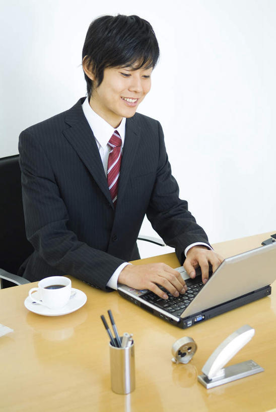 一个人,商务人士,商务男性,办公室,坐,笑,微笑,露齿笑,竖图,室内,白天,正面,衬衫,电脑,笔记本电脑,桌子,杯子,餐具,笔筒,仅一个男性,仅一个人,连接,敲打,组合,套装,网络,笔,瓷器,碟子,盘,办公桌,办公用品,订书机,咖啡杯,领带,陶瓷制品,圆珠笔,一杯,注视,输入,通讯设备,文具,仅一个年轻男性,一个,黑色,盘子,学习用品,碟,打字,观察,看,单个,观看,点击,链接,敲击,文具用品,两支,察看,无线,装订,关注,拼接,杠杆,拼凑,瓷杯,通信设备,商务装,无线网络,无线上网,便携式电脑,订书器,工薪阶层,拼合,凑集,聚合,撮合,链结,缝合,按键,手提电脑,年轻男性,年轻人,白领,上班族,坐着,半身,彩图,衬衣,短发