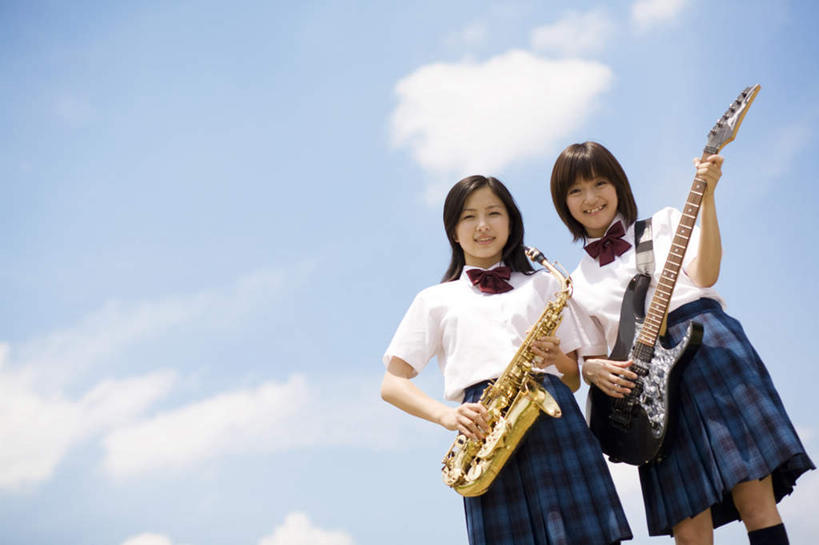 东方人,两个人,伙伴,朋友,站,笑,微笑,露齿笑,横图,室外,白天,仰视,制服,友谊,亚洲,阴影,服装,艺术,光线,金属,影子,云,云朵,电吉他,管乐器,乐器,萨克斯,铜管乐器,弦乐器,音乐,拿,云彩,拿着,注视,黄种人,两个,衣服,蓝色,黑色,白云,蓝天,天空,阳光,天,观察,看,站着,同学,校服,服饰,晴朗,观看,察看,萨克斯风,萨克斯管,衣着,校友,穿着,关注,弹拨弦鸣乐器,学生服,同窗,学友,衣饰,友情,年轻女性,女人,女性,亚洲人,长发,晴空,站立,半身,彩图,低角度拍摄,弹拨弦乐器