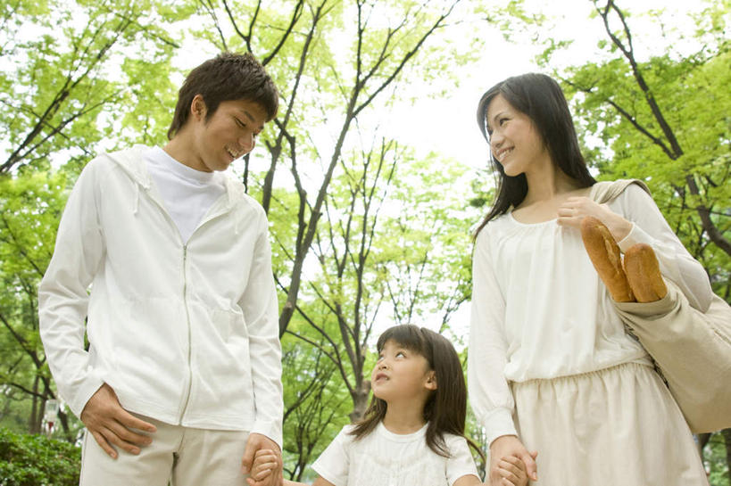 东方人,儿童,三个人,家庭,夫妻,母亲,父亲,女儿,站,笑,微笑,露齿笑,横图,室外,白天,仰视,爱情,纯洁,植物,亚洲,阴影,服装,光线,包,皮包,影子,浪漫,拿,拿着,注视,休闲装,黄种人,树,树木,小孩,衣服,绿色,白色,黑色,阳光,自然,观察,看,站着,休闲,温暖,温馨,父女,母女,三口之家,一家人,休闲服,恩爱,父爱,可爱,母爱,童年,童趣,恋人,服饰,生长,成长,观看,单肩包,和睦,察看,关注,童真,烂漫,无邪,天真,男人,男性,年轻男性,年轻女性,女孩,女人,女性,亚洲人,孩子,年轻人,长发,夫妇,情侣,站立,半身,彩图,低角度拍摄,伴侣,融洽,女生