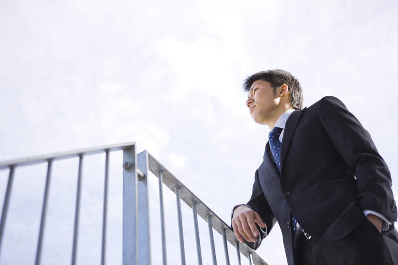 东方人,一个人,商务人士,商务男性,栏杆,站,笑,微笑,横图,室外,白天,仰视,衬衫,亚洲,仅一个男性,仅一个人,套装,云,云朵,围栏,云彩,注视,黄种人,护栏,仅一个年轻男性,蓝色,黑色,白云,蓝天,天空,天,观察,看,站着,晴朗,观看,察看,关注,商务装,工薪阶层,单手抄兜,单手放兜,男人,男性,年轻男性,亚洲人,白领,上班族,晴空,插兜,手插兜,手放口袋,站立,半身,彩图,低角度拍摄,衬衣,短发,手抄兜