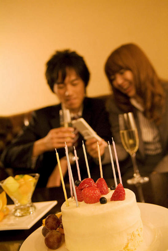 点心,东方人,两个人,同事,商务人士,商务男性,商务女性,坐,打电话,竖图,室内,白天,正面,衬衫,下午茶,成功,合作,团队,集体,信心,餐桌,桌子,电话,蜡烛,手机,亚洲,一排,套装,整齐,墙,食品,甜点,甜品,拿,拿着,注视,黄种人,通讯设备,队伍,墙壁,墙面,食物,糕点,排列,黑色,甜食,观察,看,餐台,观看,察看,领导,成就,队列,关注,商务装,合伙,领袖,工薪阶层,交流,男人,男性,年轻男性,年轻女性,女人,女性,亚洲人,长发,白领,上班族,沟通,通话,坐着,半身,彩图,衬衣,蛋糕